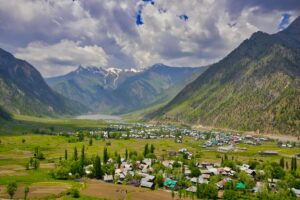 Read more about the article Kashmir Trip Cost 2025: Uncover the True Price of Paradise on Any Budget